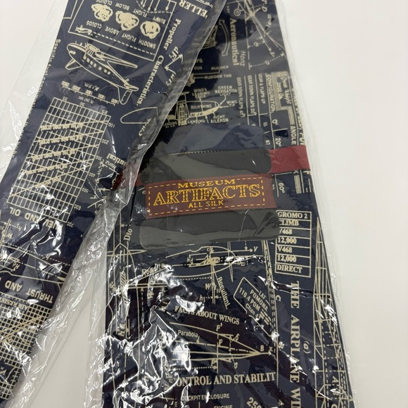 Museum Artifacts Men's Necktie Tie Silk Principles of Flight Diagrams NWT - Picture 3 of 7